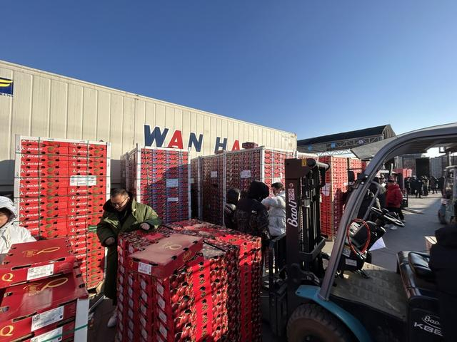 经海运而来的车厘子运输到辉展蔬果市场，打开集装箱门销售 沈思怡/摄