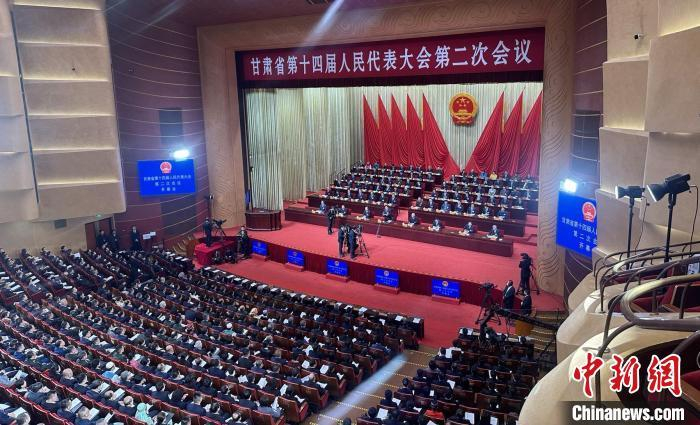 　　1月23日，甘肃省第十四届人民代表大会第二次会议在甘肃大剧院开幕。丁思 摄