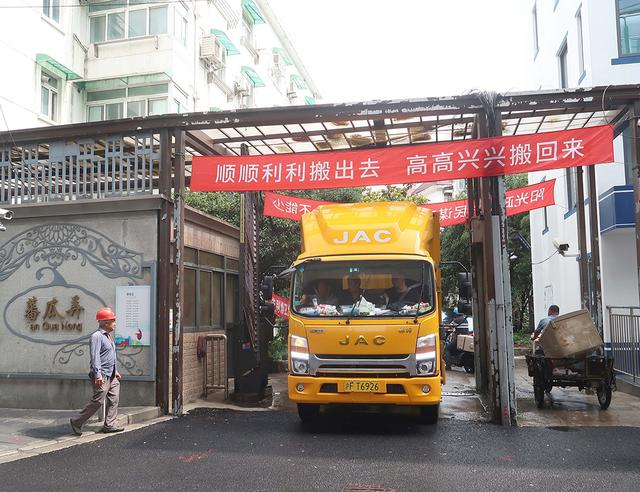 2023年7月16日，搬场车驶离蕃瓜弄西大门。视觉中国 图