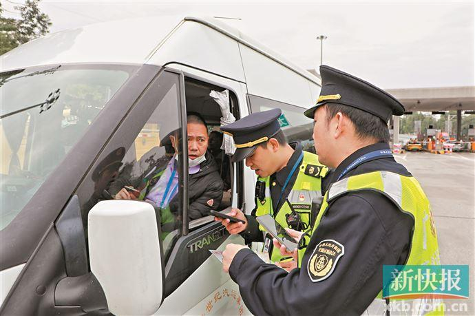 ■1月23日中午，广州市交通运输局执法人员联合广州交警进行春运检查。 新快报记者 毕志毅/摄