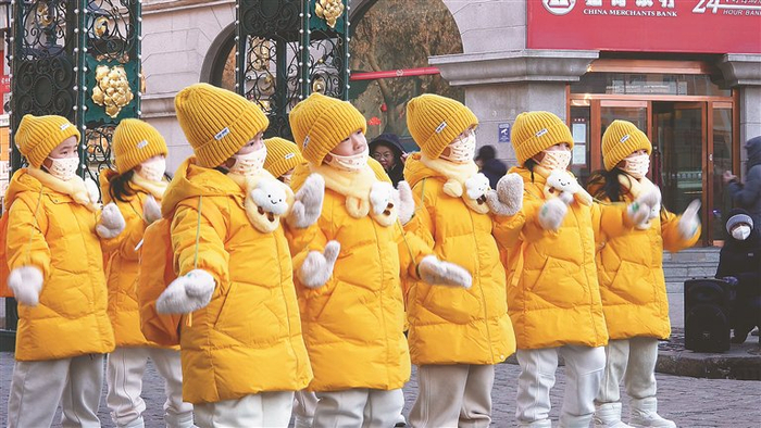     “豆娃”在冰城。 邹德新摄