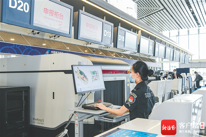 海口美兰国际机场封关运作项目现场，工作人员在智能查验通道进行运行测试。海南日报记者 袁琛 摄