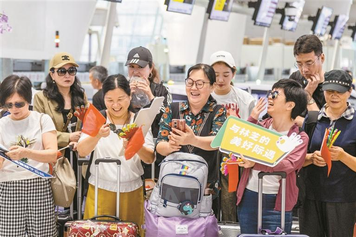     2023年7月26日，深圳至林芝直飞航线开通。  深圳特区报记者 刘羽洁 摄