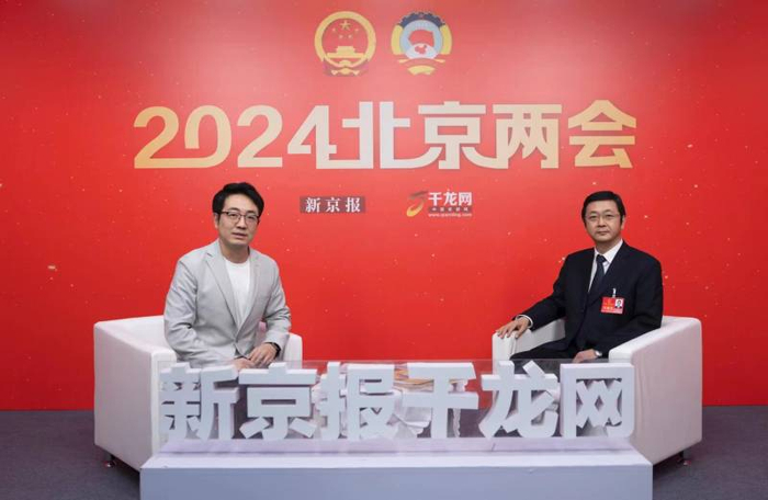 北京市人大代表、昌平区委书记甘靖中做客新京报千龙网“两会”访谈间。新京报记者 陶冉 摄
