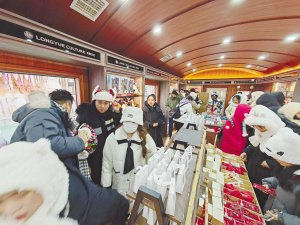 　　游客选购哈尔滨特色文创产品。本报记者 孙岩摄