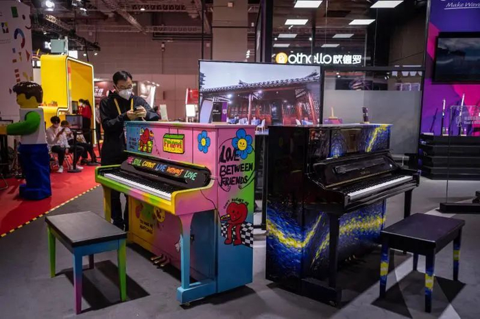 进博会上展示的彩绘钢琴