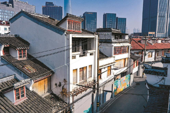    民国年间，吴良材眼镜店在方浜中路155号置地盖房。图为至今尚存的这一单开间三层建筑，在方浜中路玄扈台北侧。  