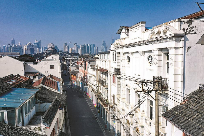    老庆云银楼在1932年于小东门方浜东路59号自建气派堂皇的西式三楼大厦。图为至今尚存的建筑。  