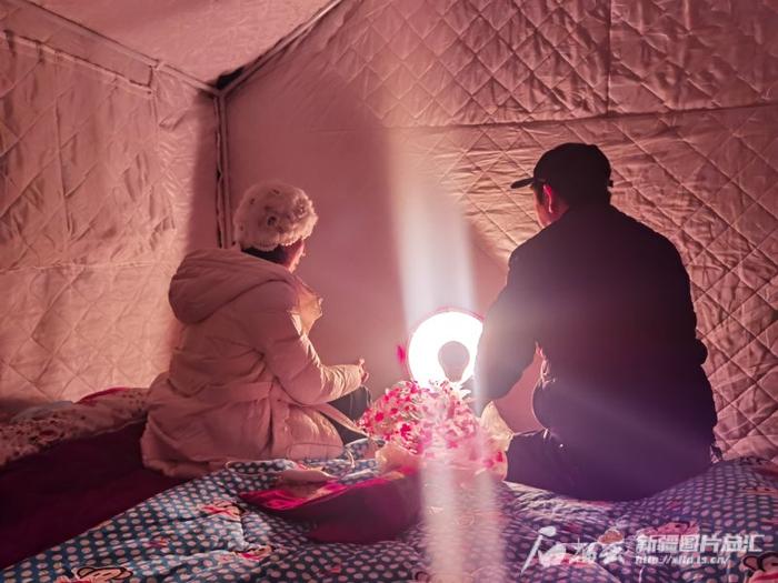 阿合奇县人民广场安置点的帐篷里，受灾群众领取到了采暖器。石榴云/新疆日报 记者 刘萌萌摄