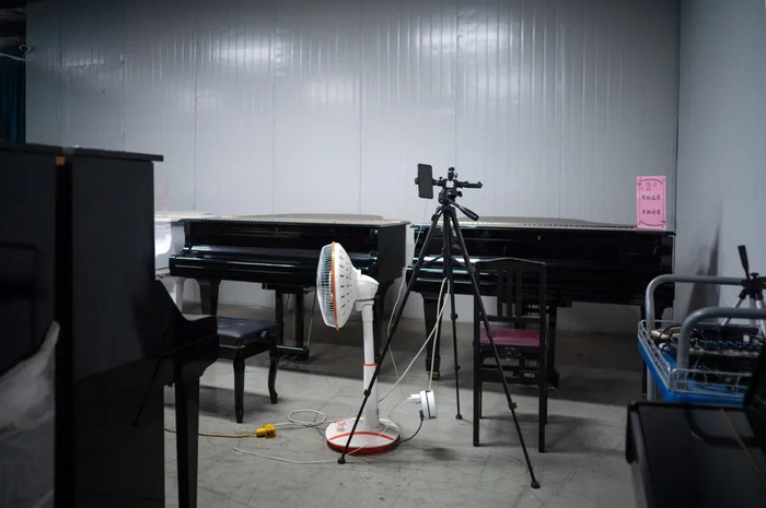 晚上，王缉林常常在仓库里直播选琴，天气太冷，他就开着电暖气