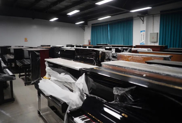 上海泉音钢琴公司仓库里，摆放了300多台滞销的二手钢琴