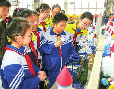 北辰区华辰学校，小科技爱好者们正在交流经验。