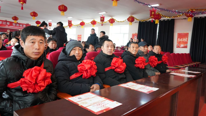 等待领取分红的社员代表。（受访者供图）