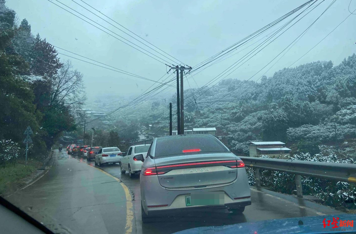 ▲龙泉山一些路段堵车 图据网友