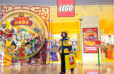 ▲ 美团骑手在乐高授权专卖店取货