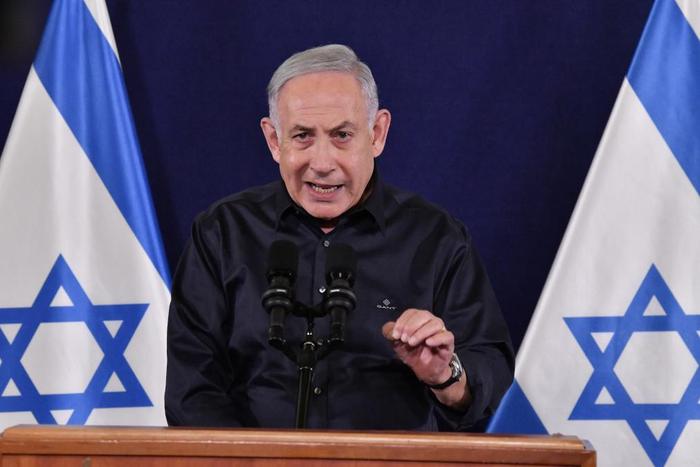 2023年11月18日，以色列总理内塔尼亚胡在特拉维夫出席记者招待会。新华社/基尼图片社