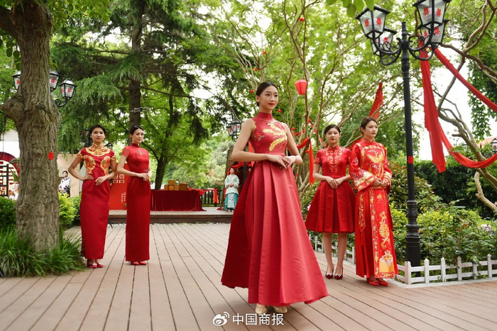 在青岛市八大关中式婚礼庭院秀现场，模特展示新中式新娘装走秀。（图片由CNSPHOTO提供）