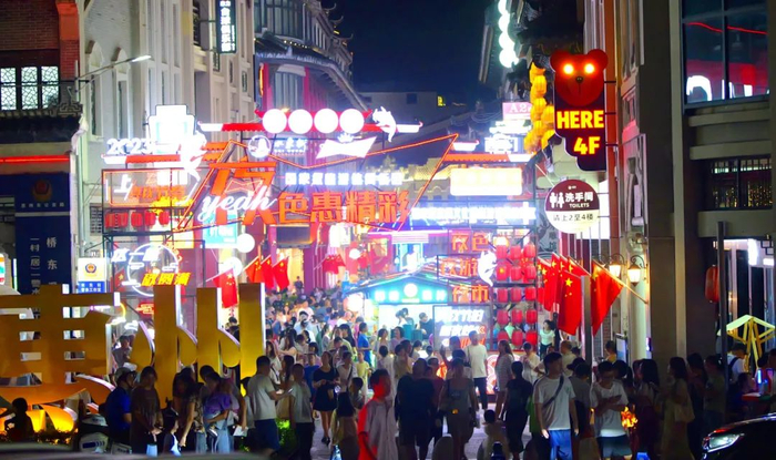 夜幕降临，水东街人头攒动。