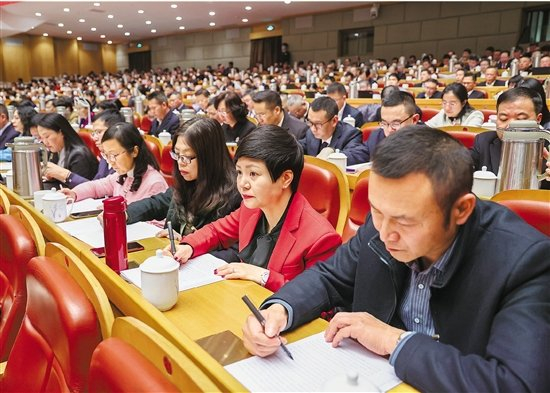 　　1月23日上午，省十四届人大二次会议在杭州隆重开幕，出席会议的代表委员认真听取政府工作报告。记者 梁臻 李震宇 摄