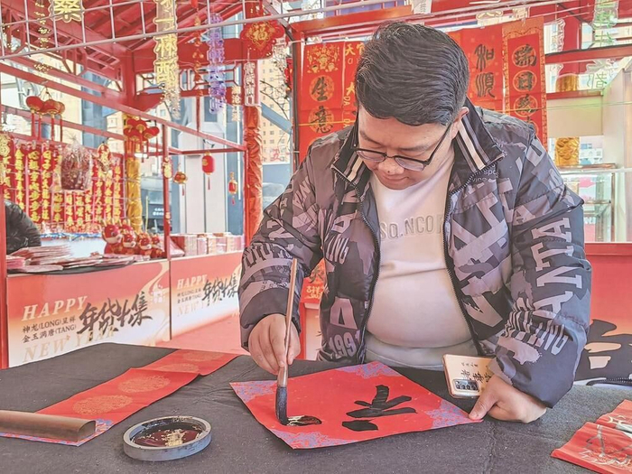 年货大集上手写福字。