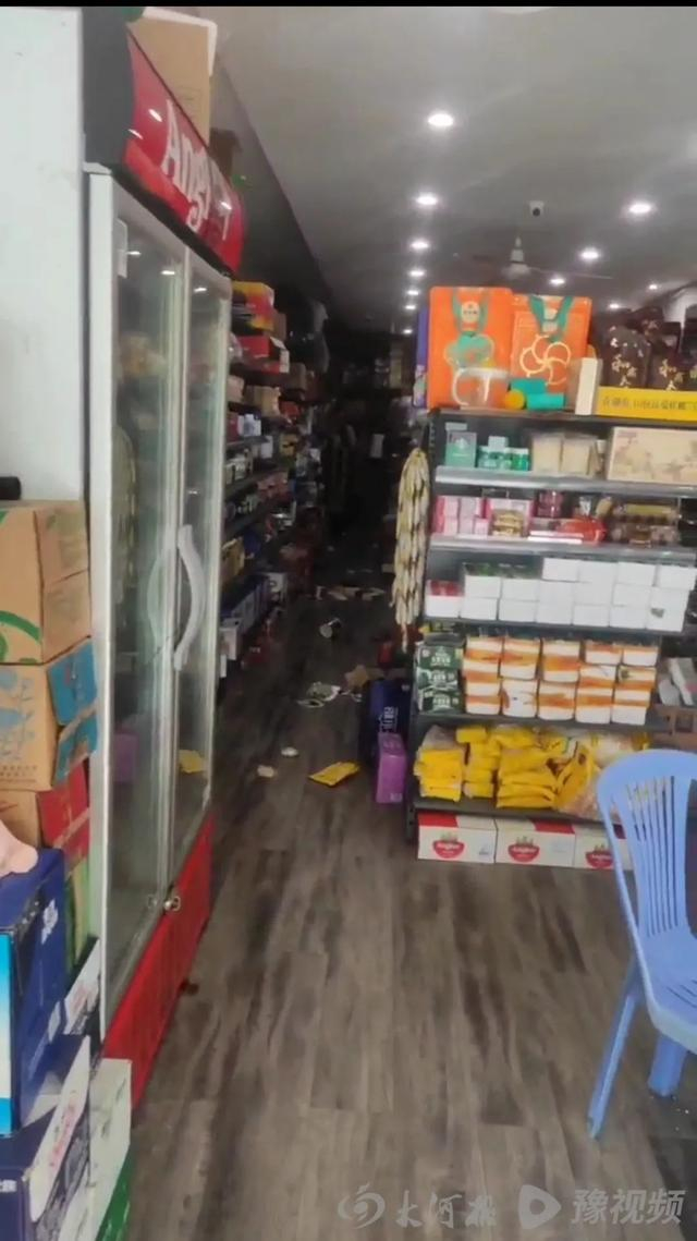 柜台物品散落地上