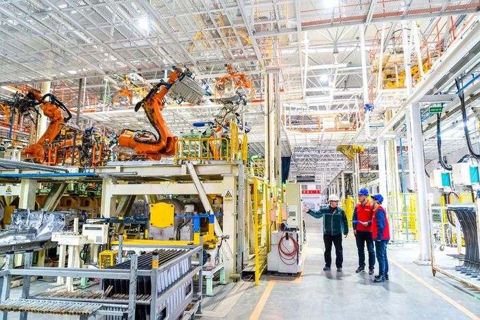 图为国网山东省电力有限公司员工到汽车制造企业了解客户用电需求