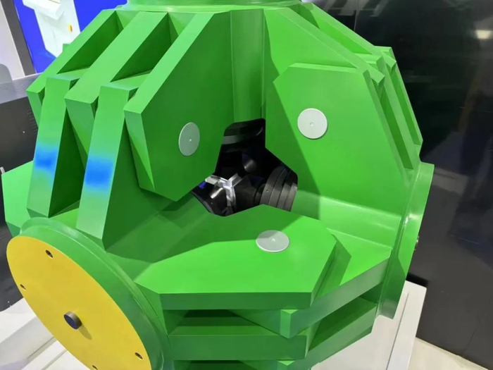 ▲培育钻石的六面顶压机（模型） 每经记者王佳飞摄