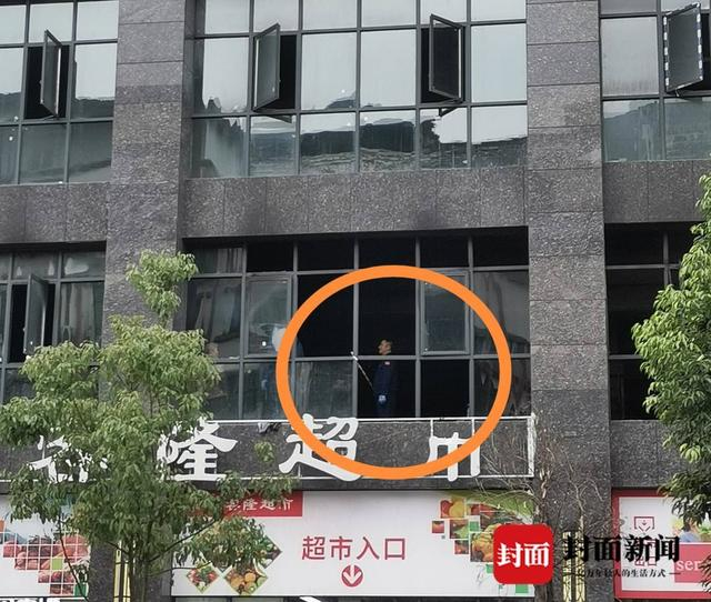 消防工作人员现场调查中（罗轩摄）