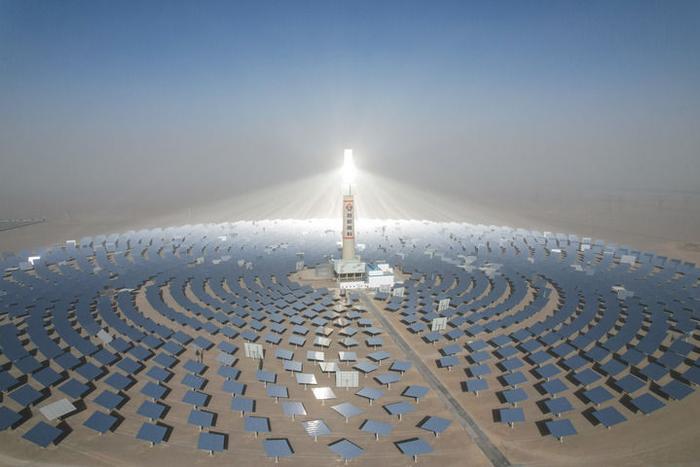 年1月21日在甘肃省敦煌市拍摄的敦煌首航高科10兆瓦熔盐塔式光热电站