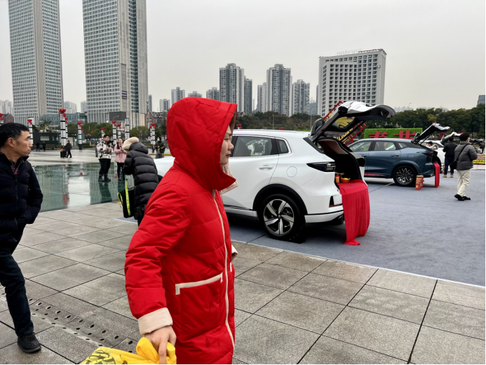 返乡人员路过长安暖心驿站。 华龙网 张世钊 摄