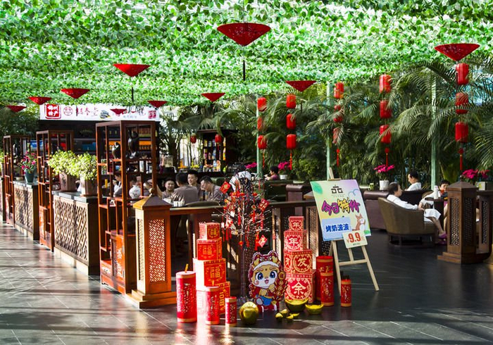 2024年1月14日，在辽宁锦州一处旅游度假区的温泉洗浴休息大厅，游客泡完温泉后休息。新华社记者 杨青 摄