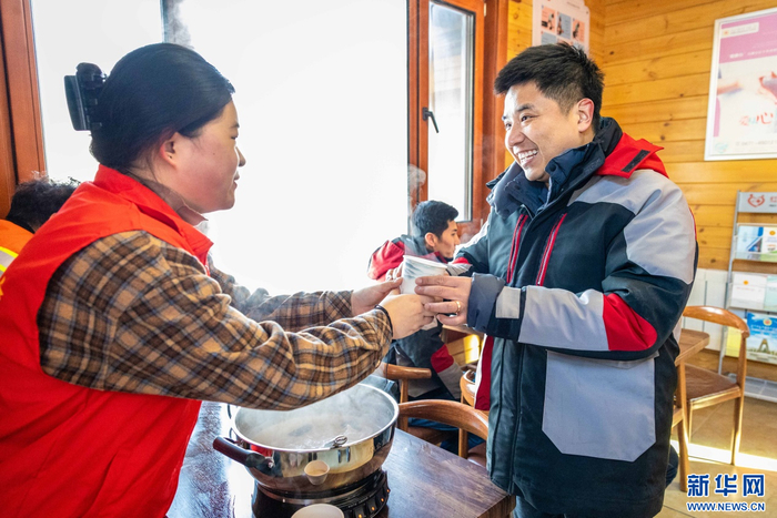 　　1月24日，志愿者在呼和浩特市玉泉区总工会劳动者港湾为快递员送上“暖心奶茶”。新华网发（丁根厚 摄）