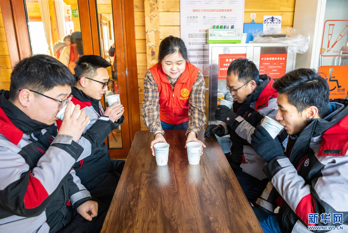 　　1月24日，志愿者在呼和浩特市玉泉区总工会劳动者港湾为快递员送上“暖心奶茶”。新华网发（丁根厚 摄）