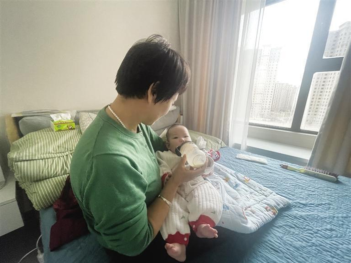     张阿姨在雇主家带娃