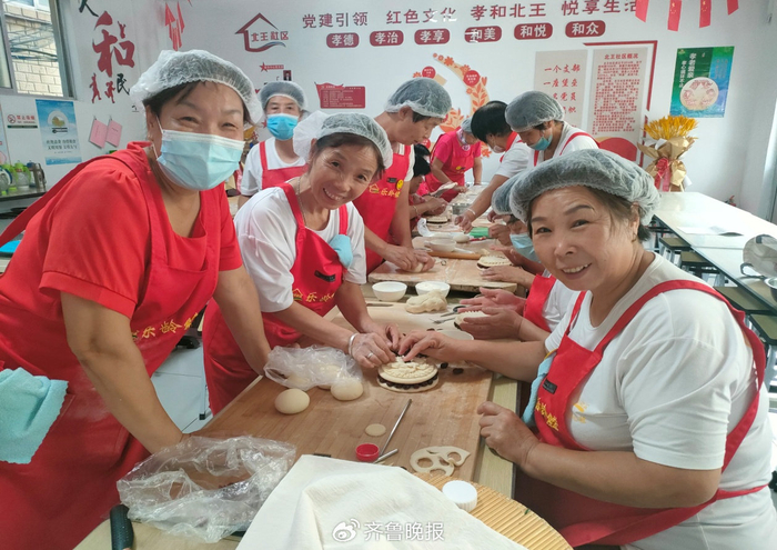 潍坊市奎文区一家乐龄食堂的志愿者们准备中秋乐龄面点爱心义卖活动。山东省民政厅供图