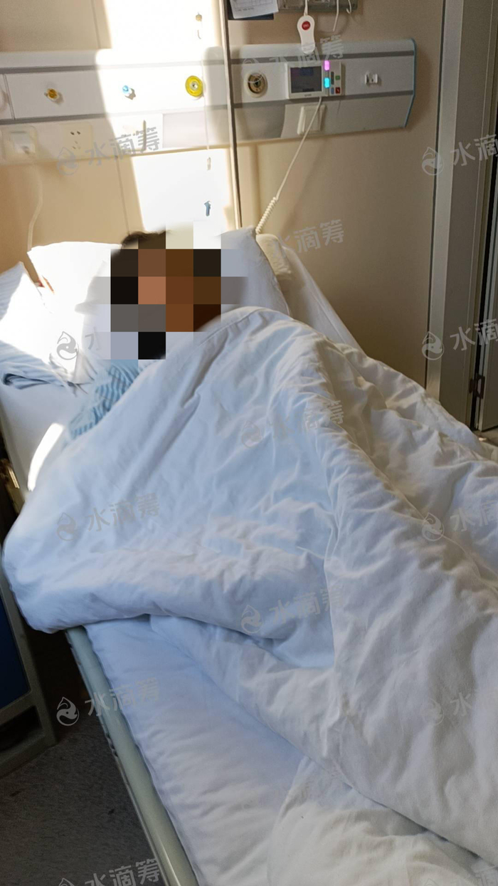 ▲病床上的小哲 图据水滴筹