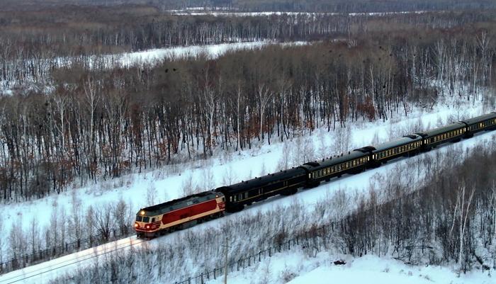 1月23日，在抚远站附近，由抚远开至哈尔滨的K7066次列车行驶在林海雪原中（无人机视频截图）。