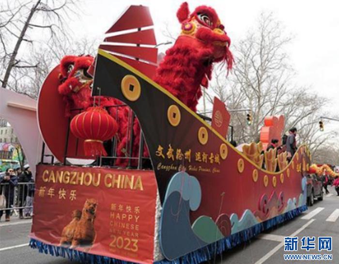 来自河北沧州的大运河花车作为头车，出现在纽约新春大游行文化节上。李睿 摄