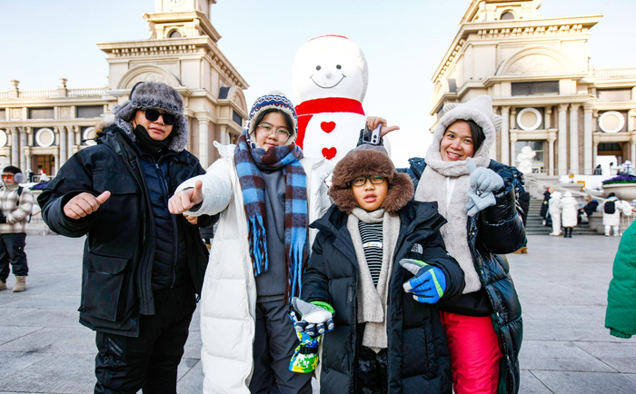 来自广东东莞的游客为“尔滨”雪景点赞