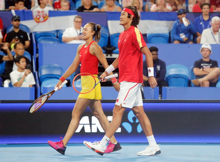   2023年12月31日，中国组合郑钦文/张之臻（右）在2024年网球联合杯混双比赛中。新华社发（周丹 摄）