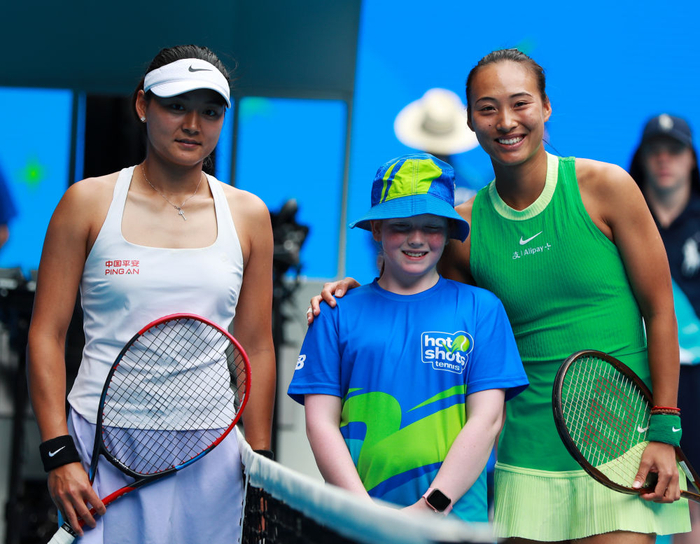   1月20日，郑钦文（右）与王雅繁在2024年澳大利亚网球公开赛女单第三轮比赛前合影。新华社记者 马平 摄