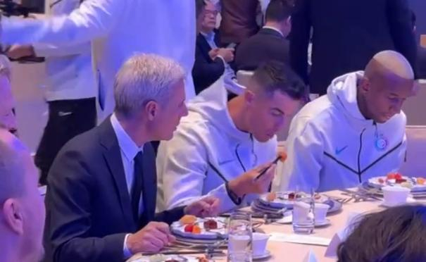 C罗在宴会中熟练使用筷子。  视频截图
