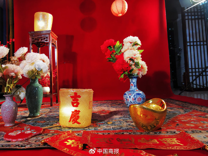 金元宝、宫灯、假花、对联等常用的拍摄道具。