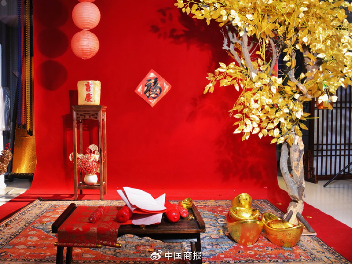 摄影师在工作室里搭建的新春写真拍摄场景。