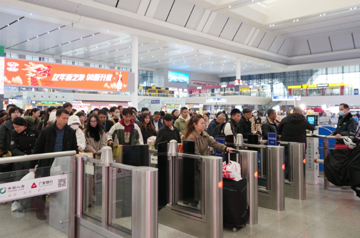 1月26日，旅客在南宁东站检票进站乘车。杨思悦 摄
