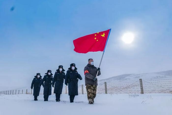 阿爾山邊境管理大隊民警和護邊員在邊境前沿巡邏.