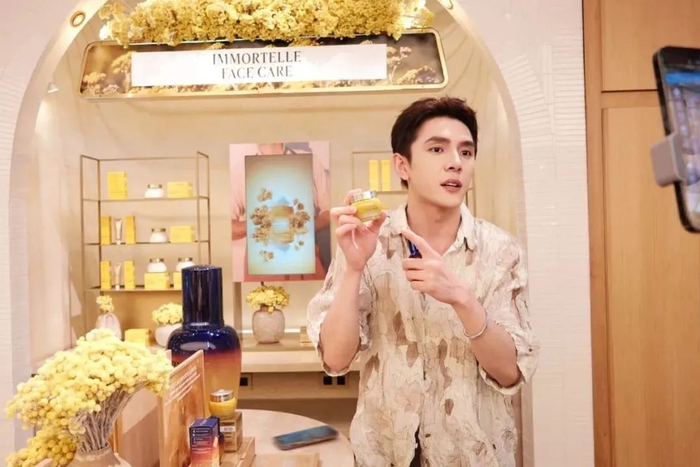 李佳琦在欧舒丹巴黎旗舰店。来源：欧舒丹官微