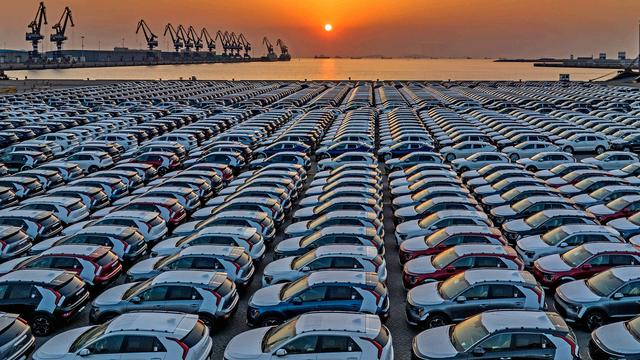 ▲烟台港等待运输出口的汽车 图据视觉中国