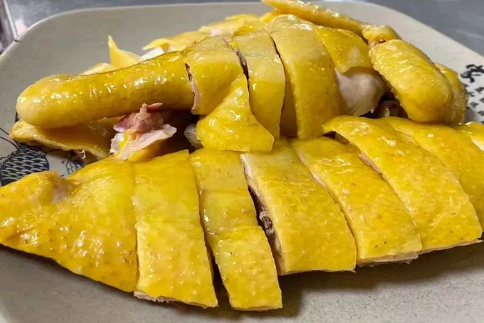 光坡鸡主要在光坡地区进行散养，得益于光坡独特的气候环境和地理位置，使其具备了肉质鲜嫩、口感鲜美等特点。