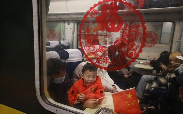 K5207次列车上，车内还点缀了红色的窗花和喜庆的“福”字。新京报记者 王贵彬 摄